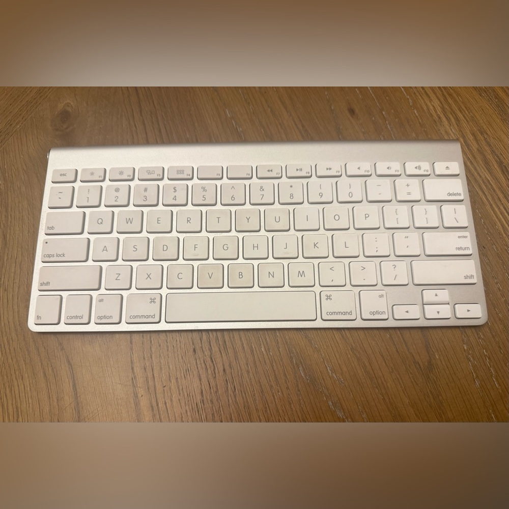 Apple Wireless Keyboard - battery powered